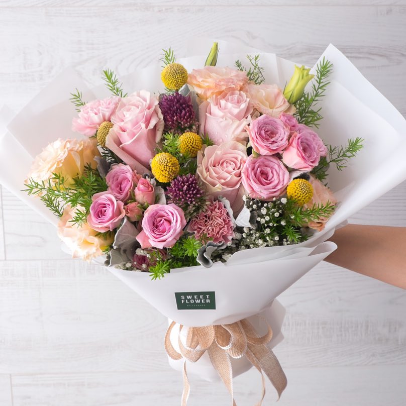 ช่อ พาสเทล หวาน ดอกไม้หลัก กุหลาบ คาร์เนชั่น ทานตะวัน — ผลงานร้านดอกไม้ Sweetflower by Issaree