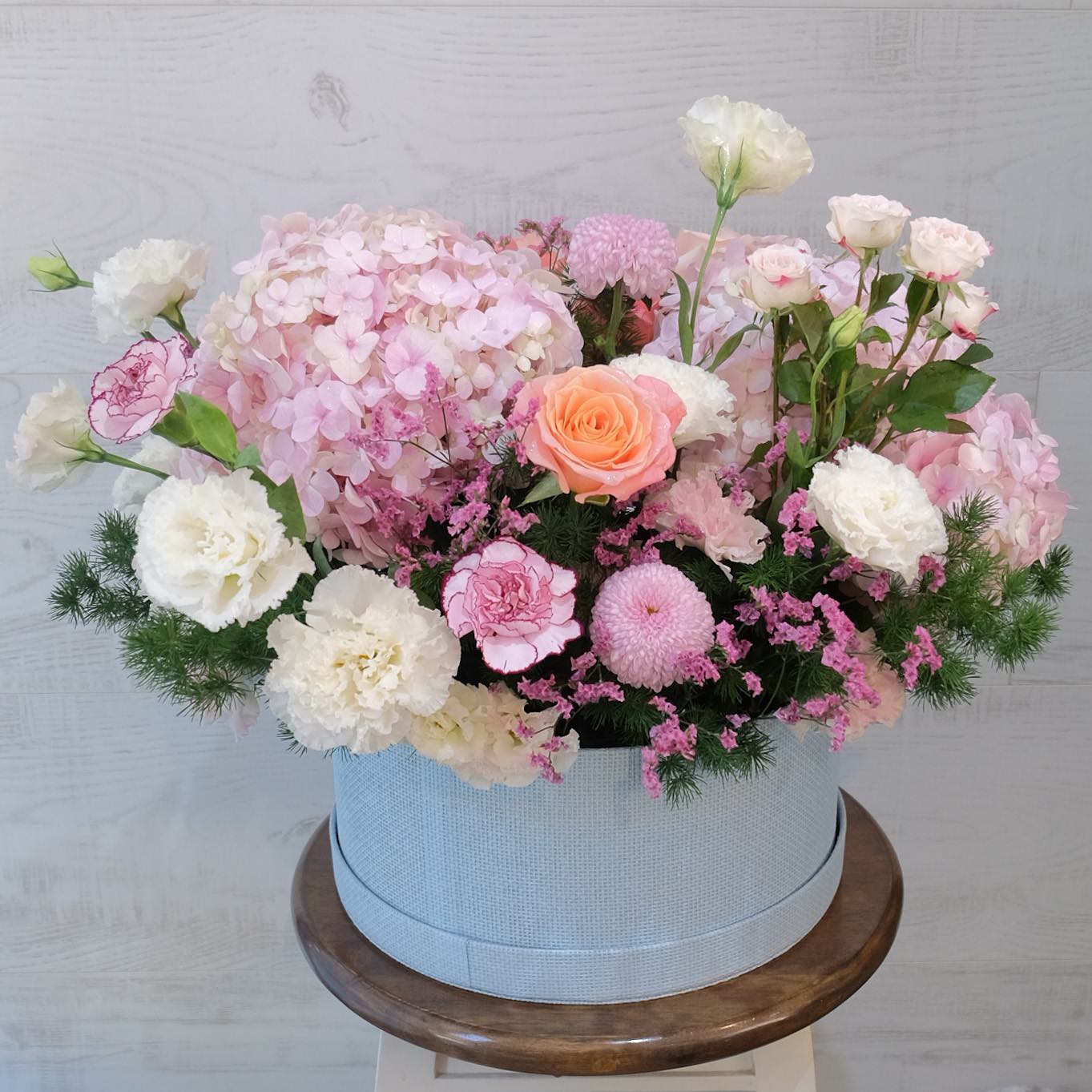 กล่อง พาสเทล หวาน ดอกไม้หลัก ไฮเดรนเยีย กุหลาบ คาร์เนชั่น — ผลงานร้านดอกไม้ Sweetflower by Issaree — ภาพที่ 3 จาก 4
