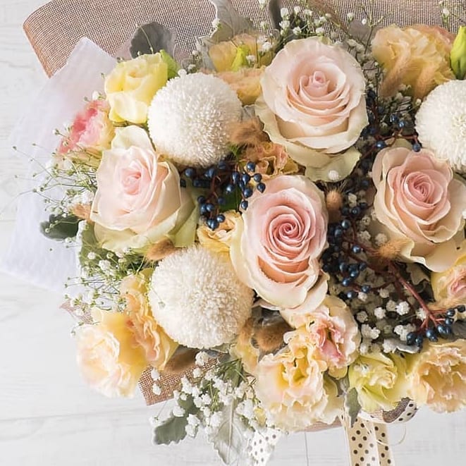 ช่อ พาสเทล หวาน ดอกไม้หลัก กุหลาบ เบญจมาศ/มัม คาร์เนชั่น — ผลงานร้านดอกไม้ Sweetflower by Issaree