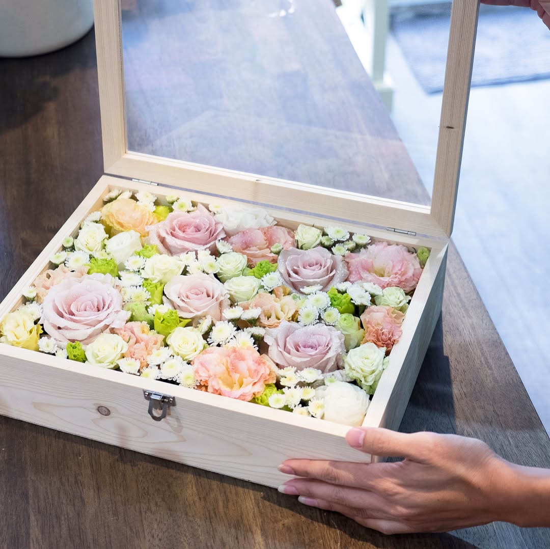 กล่อง พาสเทล หวาน ดอกไม้หลัก กุหลาบ คาร์เนชั่น เบญจมาศ/มัม — ผลงานร้านดอกไม้ Sweetflower by Issaree — ภาพที่ 2 จาก 3