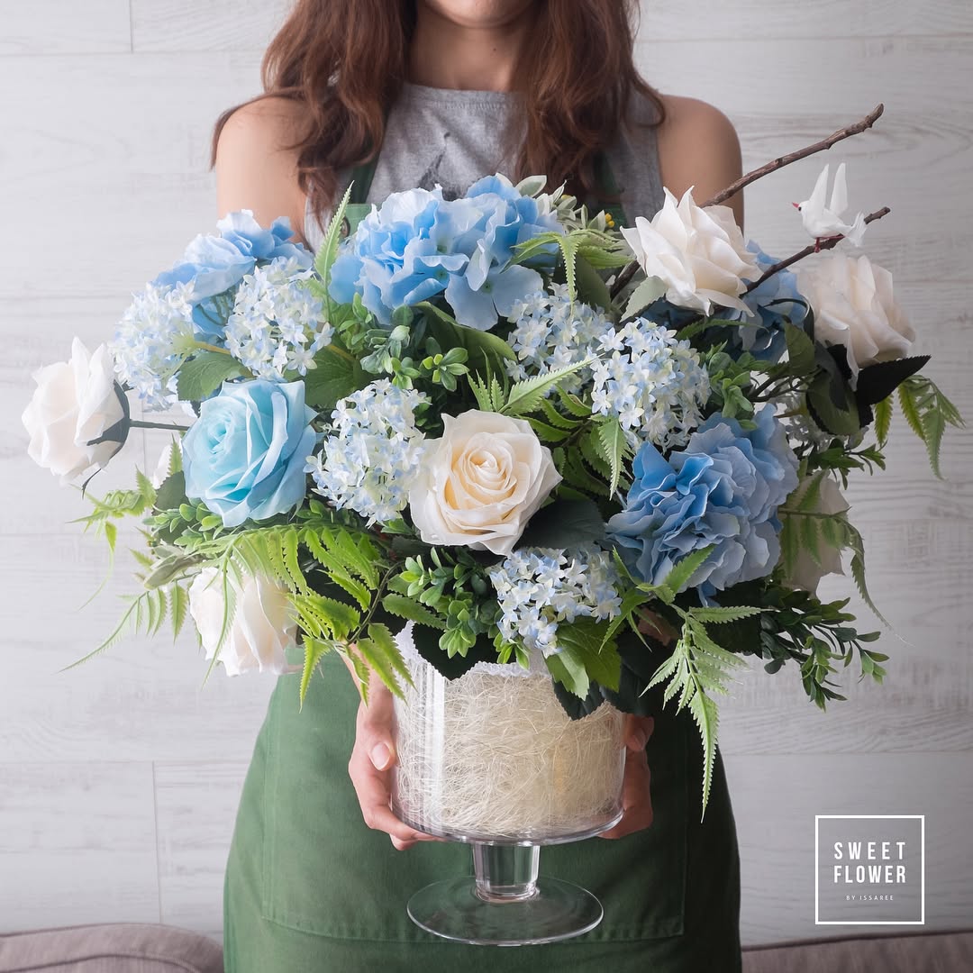 แจกัน ม่วง-ฟ้า หวาน ดอกไม้หลัก ไฮเดรนเยีย กุหลาบ ทิวลิป — ผลงานร้านดอกไม้ Sweetflower by Issaree — ภาพที่ 2 จาก 2