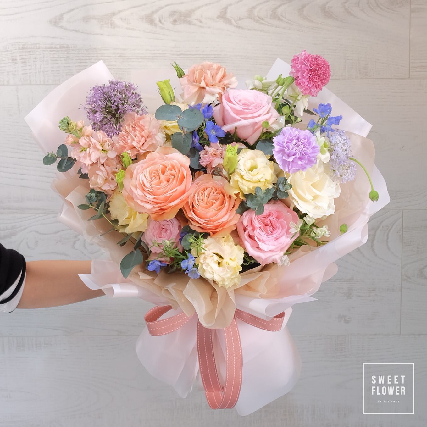 ช่อ พาสเทล หวาน ดอกไม้หลัก กุหลาบ คาร์เนชั่น เบญจมาศ/มัม — ผลงานร้านดอกไม้ Sweetflower by Issaree — ภาพที่ 2 จาก 4