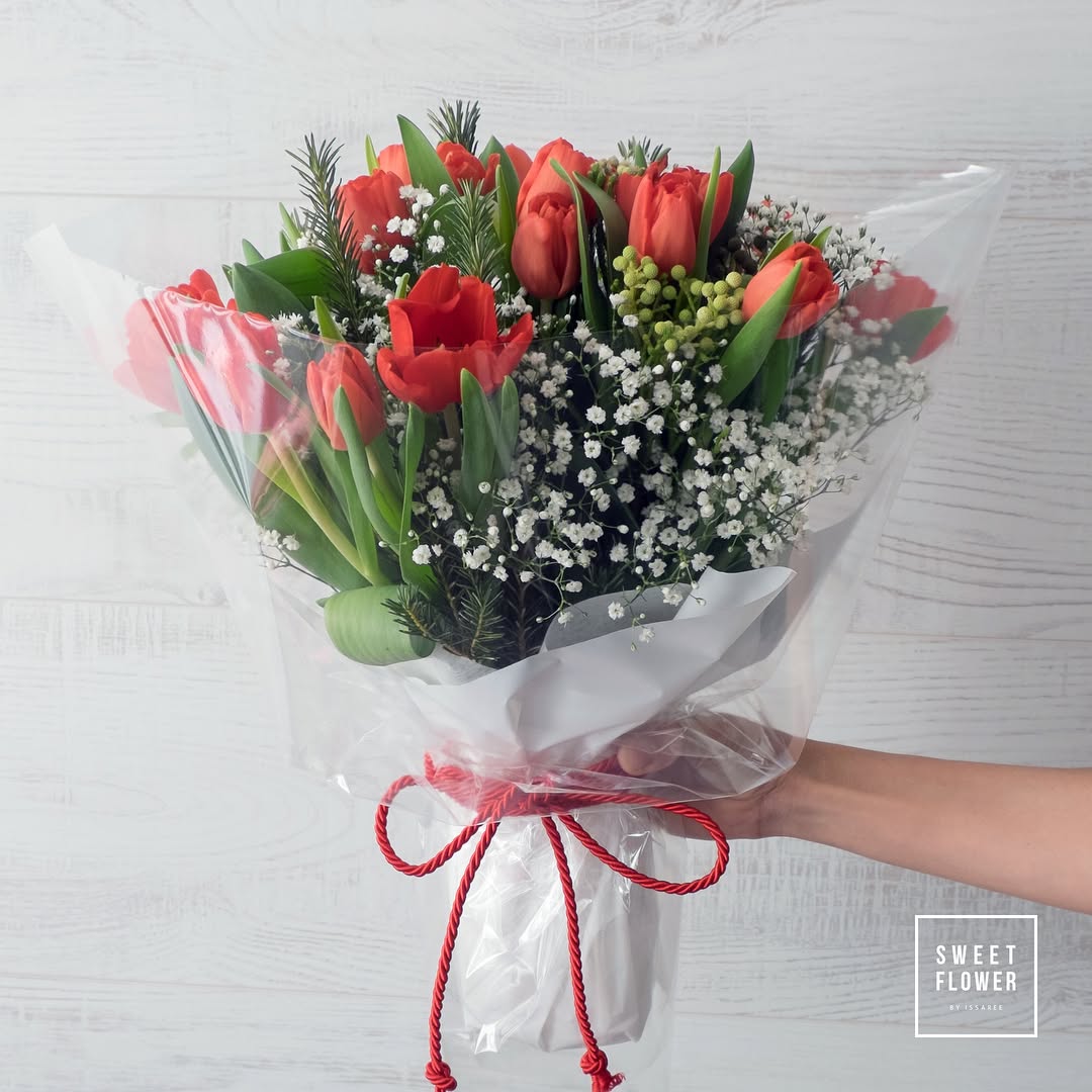 ช่อ แดงโรแมนติก คลาสสิก ดอกไม้หลัก ทิวลิป เบบี้บรีธ/ยิปโซ — ผลงานร้านดอกไม้ Sweetflower by Issaree — ภาพที่ 3 จาก 3