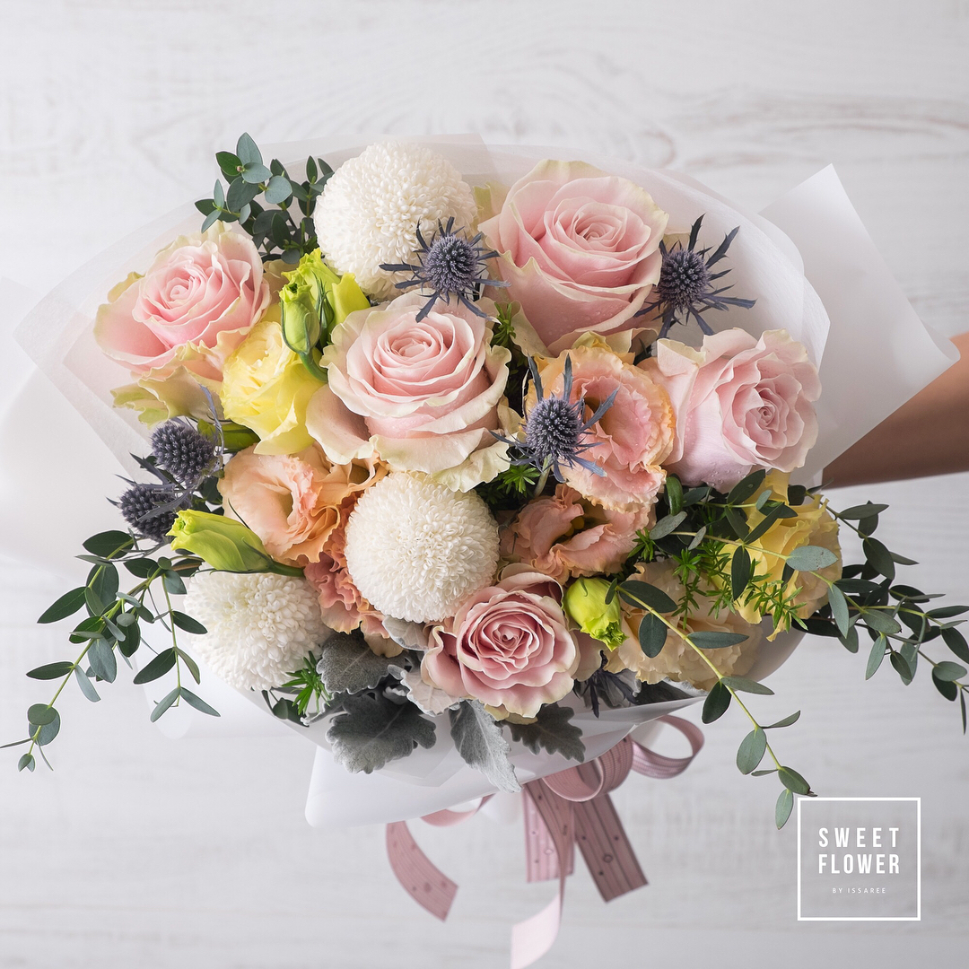 ช่อ พาสเทล หวาน ดอกไม้หลัก กุหลาบ เบญจมาศ/มัม คาร์เนชั่น — ผลงานร้านดอกไม้ Sweetflower by Issaree — ภาพที่ 3 จาก 3