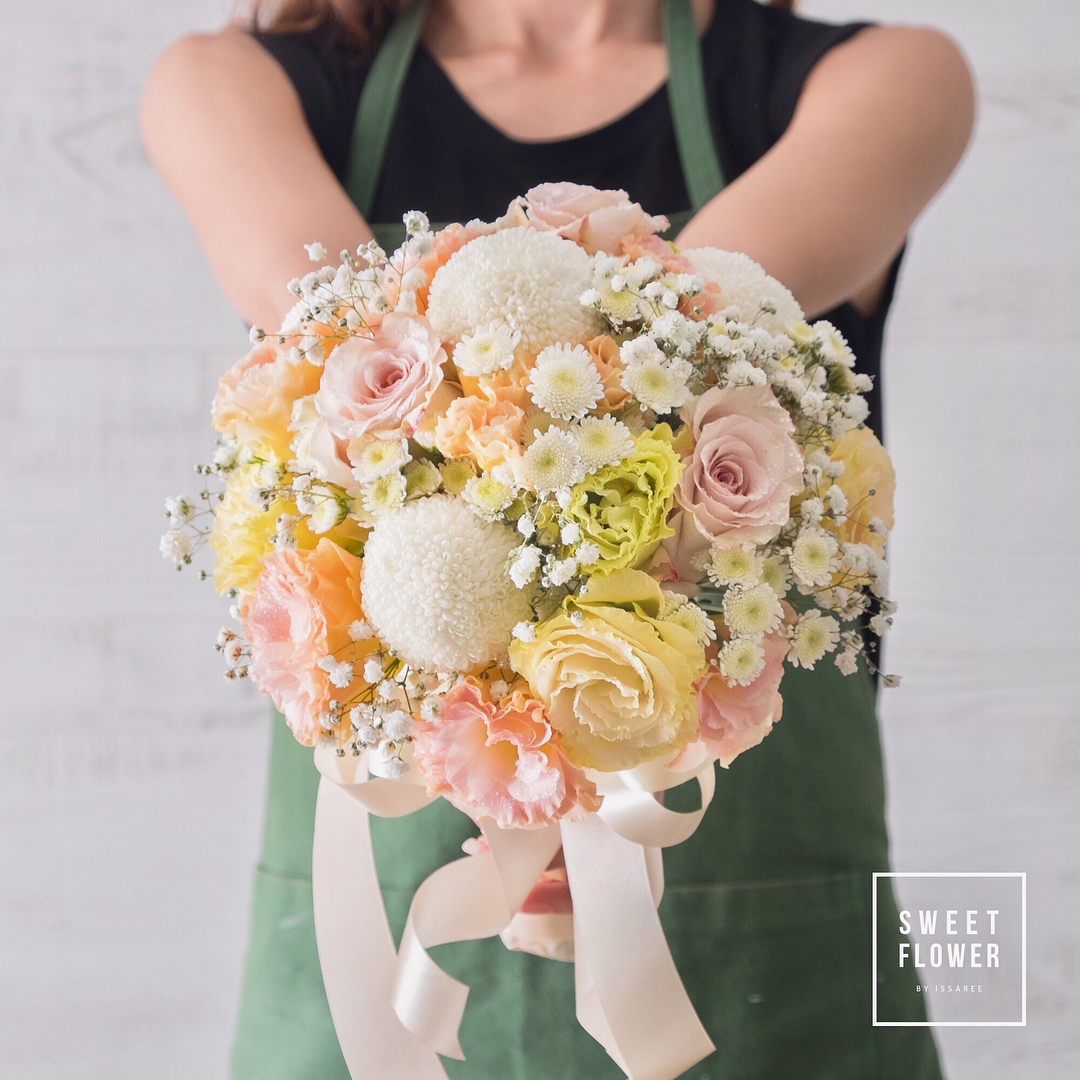 ช่อ พาสเทล หวาน ดอกไม้หลัก กุหลาบ เบญจมาศ/มัม คาร์เนชั่น — ผลงานร้านดอกไม้ Sweetflower by Issaree — ภาพที่ 2 จาก 2