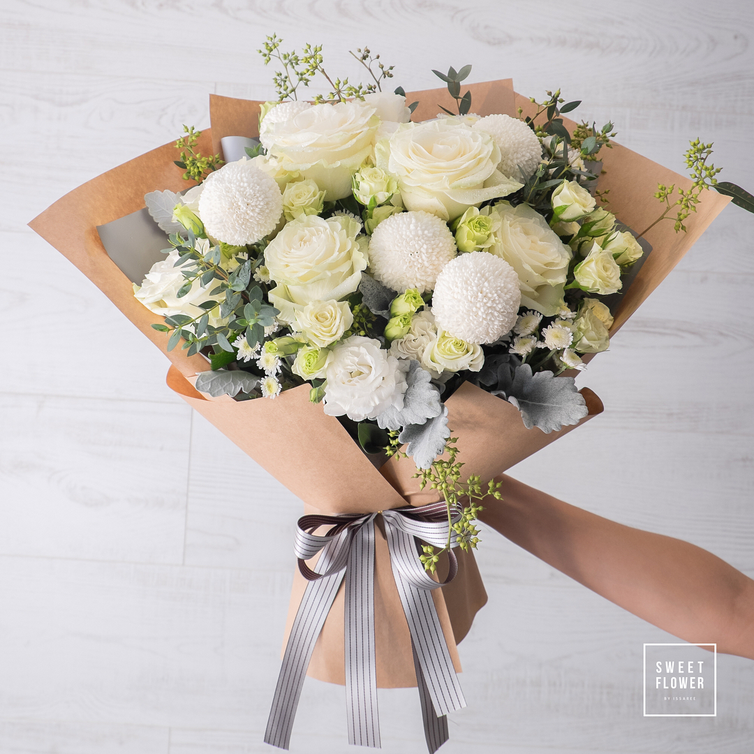 ช่อ ขาว-เขียว หวาน ดอกไม้หลัก กุหลาบ เบญจมาศ/มัม ยูคาลิปตัส/ใบไม้ — ผลงานร้านดอกไม้ Sweetflower by Issaree — ภาพที่ 2 จาก 3