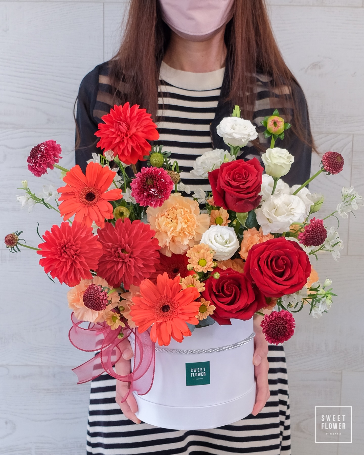 กล่อง แดงโรแมนติก คลาสสิก ดอกไม้หลัก กุหลาบ คาร์เนชั่น เยอบีร่า — ผลงานร้านดอกไม้ Sweetflower by Issaree — ภาพที่ 2 จาก 2