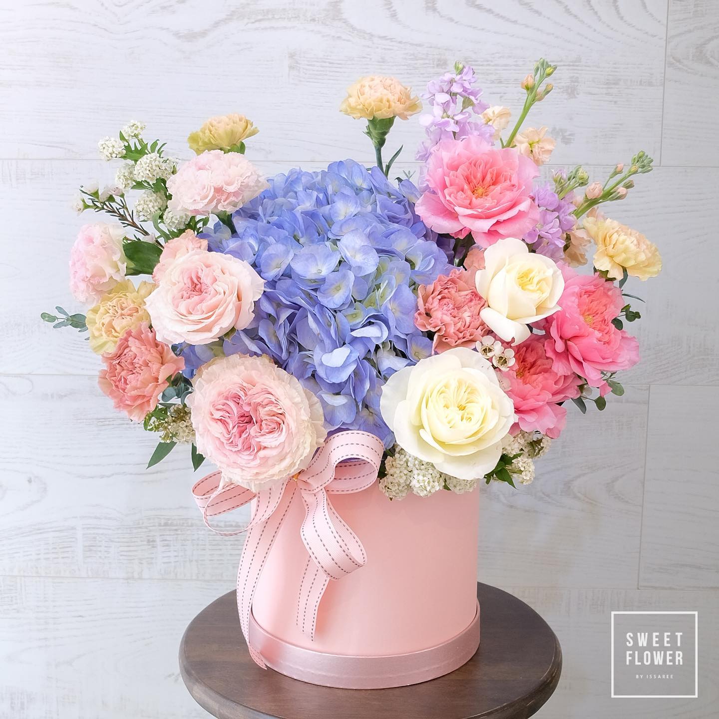 กล่อง หลากสี หวาน ดอกไม้หลัก ไฮเดรนเยีย กุหลาบ คาร์เนชั่น — ผลงานร้านดอกไม้ Sweetflower by Issaree