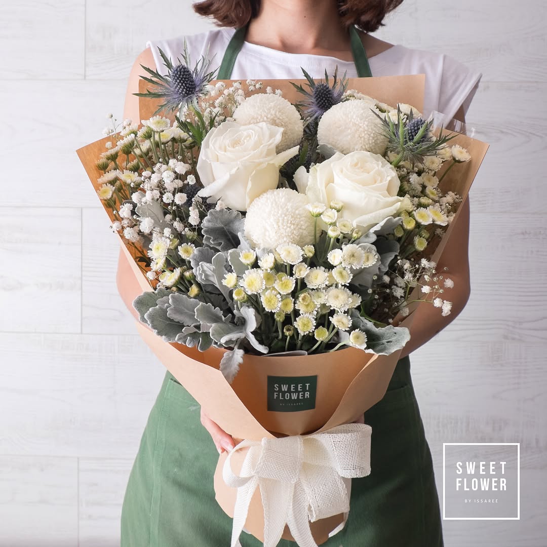 ช่อ ขาว-เขียว หวาน ดอกไม้หลัก กุหลาบ เบญจมาศ/มัม เดซี่/มาร์กาเร็ต — ผลงานร้านดอกไม้ Sweetflower by Issaree
