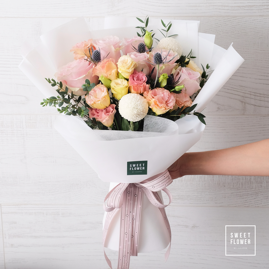 ช่อ พาสเทล หวาน ดอกไม้หลัก กุหลาบ คาร์เนชั่น เบญจมาศ/มัม — ผลงานร้านดอกไม้ Sweetflower by Issaree — ภาพที่ 2 จาก 2