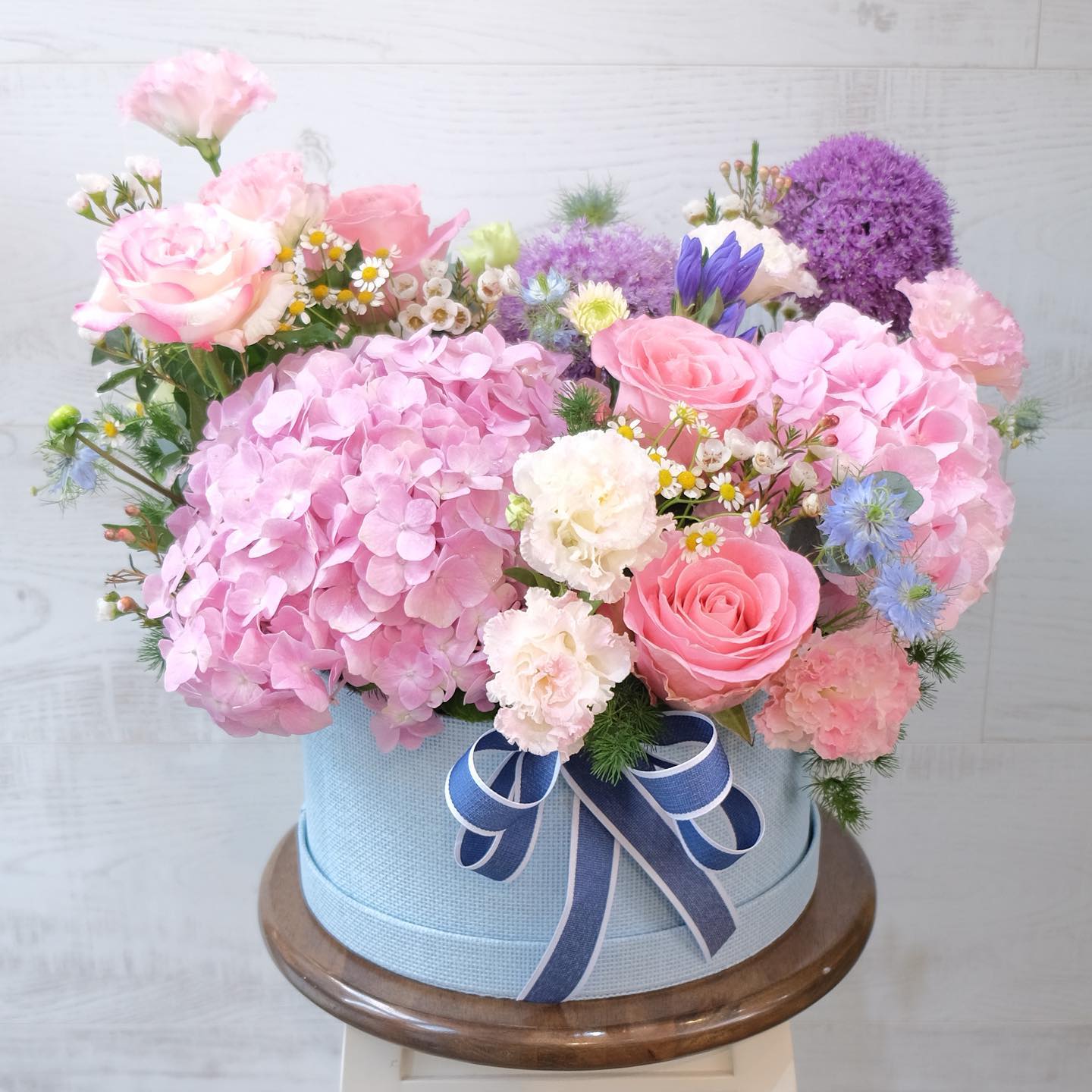 กล่อง พาสเทล หวาน ดอกไม้หลัก ไฮเดรนเยีย กุหลาบ คาร์เนชั่น — ผลงานร้านดอกไม้ Sweetflower by Issaree — ภาพที่ 4 จาก 6
