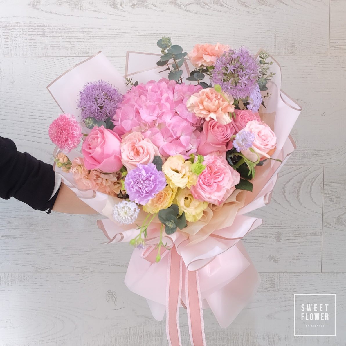 ช่อ พาสเทล หวาน ดอกไม้หลัก กุหลาบ คาร์เนชั่น เบญจมาศ/มัม — ผลงานร้านดอกไม้ Sweetflower by Issaree — ภาพที่ 1 จาก 1