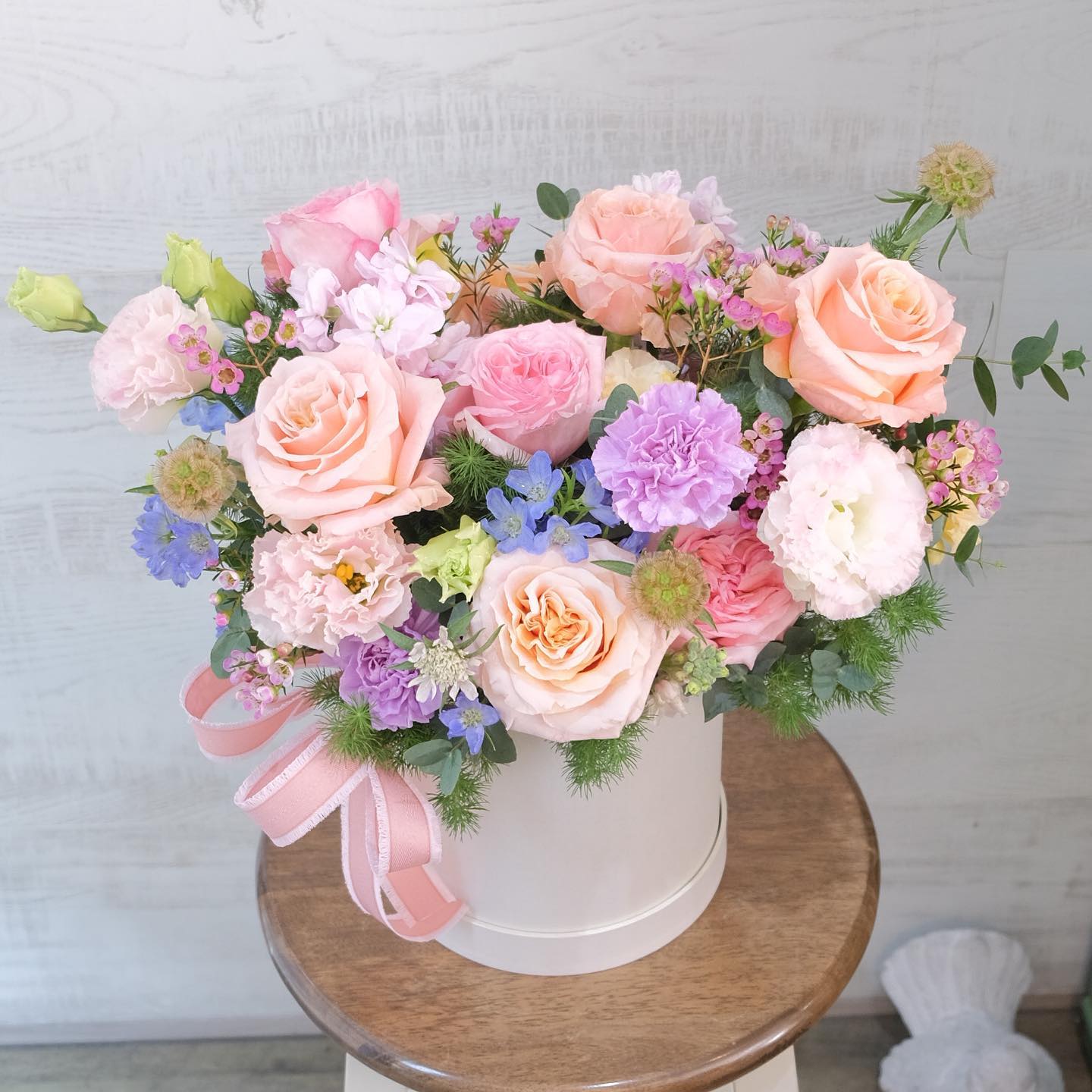 กล่อง พาสเทล หวาน ดอกไม้หลัก กุหลาบ คาร์เนชั่น เบญจมาศ/มัม — ผลงานร้านดอกไม้ Sweetflower by Issaree — ภาพที่ 3 จาก 6