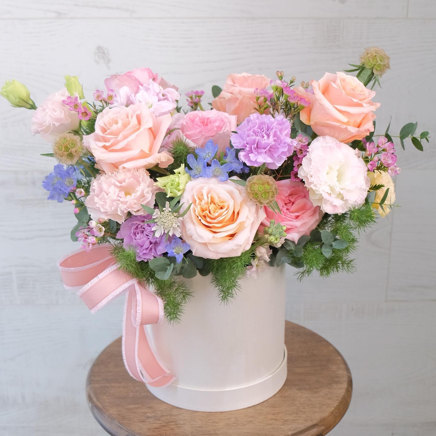 กล่อง พาสเทล หวาน ดอกไม้หลัก กุหลาบ คาร์เนชั่น เบญจมาศ/มัม — ผลงานร้านดอกไม้ Sweetflower by Issaree — ภาพที่ 4 จาก 6