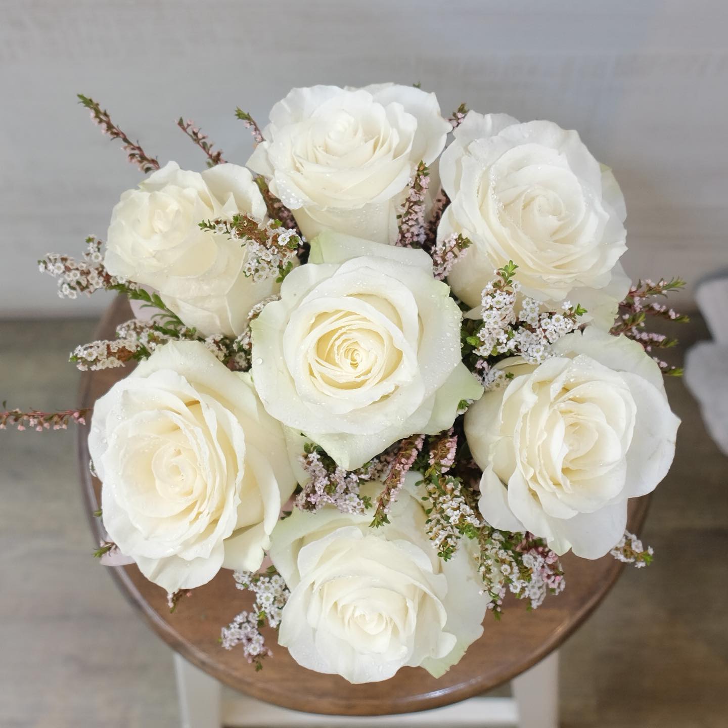 กล่อง ขาว-เขียว หวาน ดอกไม้หลัก กุหลาบ เบบี้บรีธ/ยิปโซ — ผลงานร้านดอกไม้ Sweetflower by Issaree — ภาพที่ 4 จาก 4