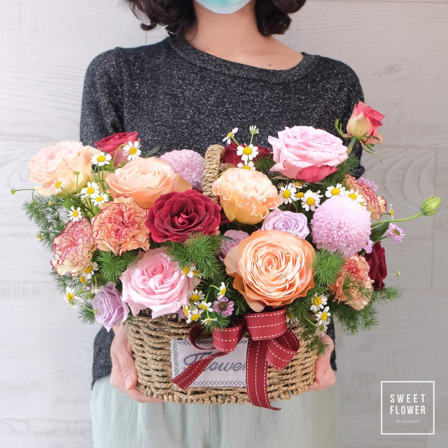 ตะกร้า หลากสี หวาน ดอกไม้หลัก กุหลาบ คาร์เนชั่น เดซี่/มาร์กาเร็ต — ผลงานร้านดอกไม้ Sweetflower by Issaree — ภาพที่ 3 จาก 4