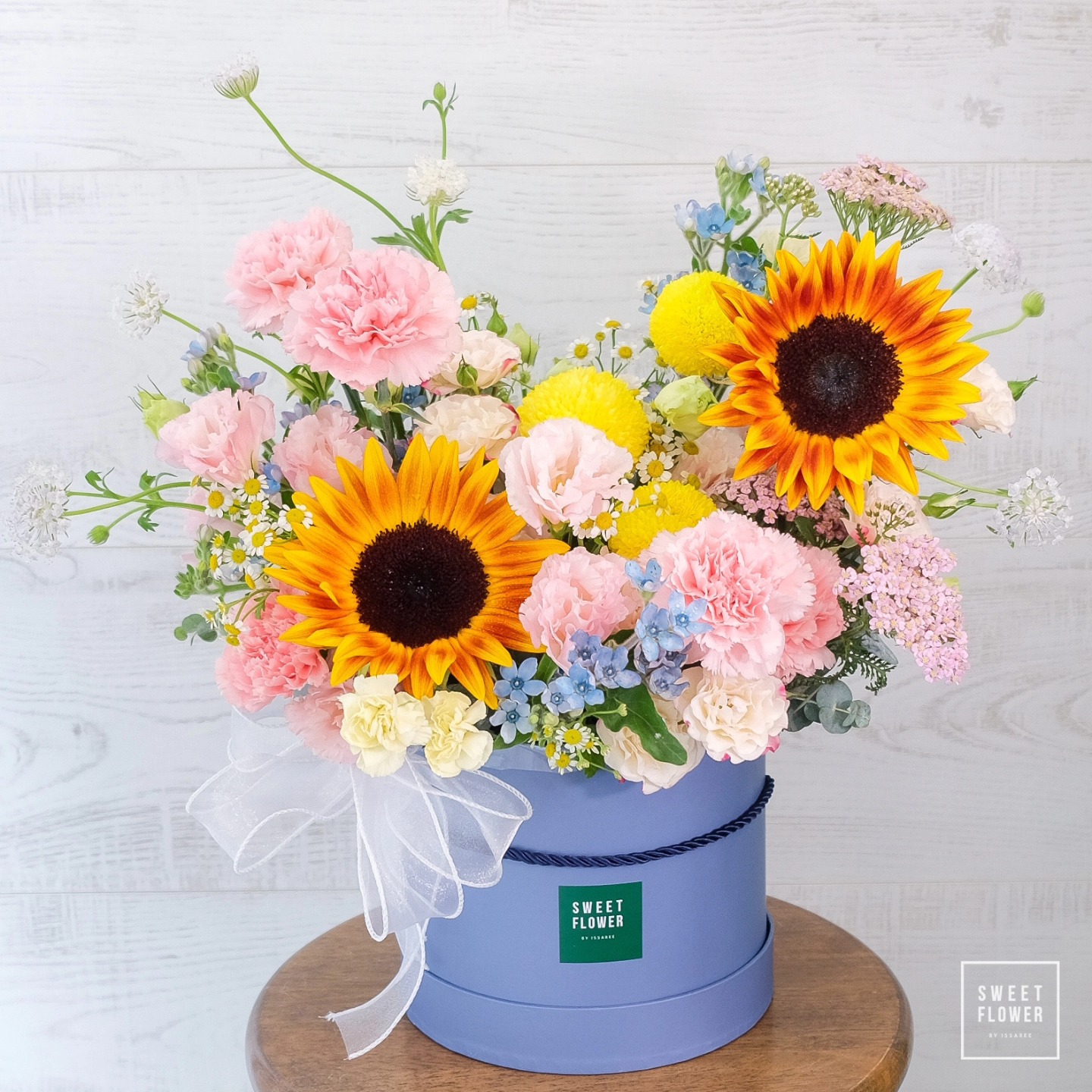 กล่อง หลากสี หวาน ดอกไม้หลัก ทานตะวัน คาร์เนชั่น ไลแซนทัส — ผลงานร้านดอกไม้ Sweetflower by Issaree — ภาพที่ 2 จาก 2