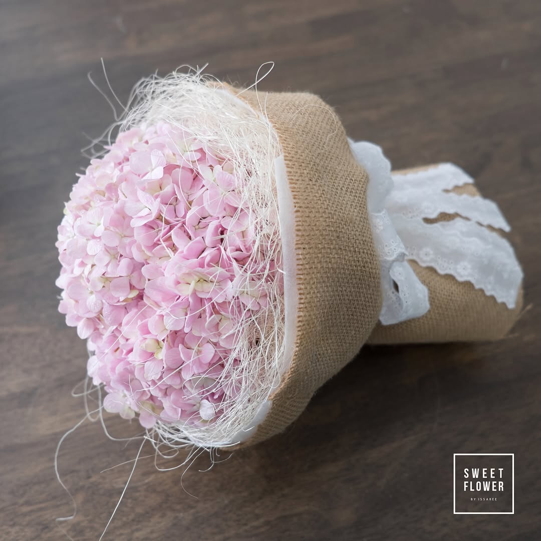 ช่อ พาสเทล หวาน ดอกไม้หลัก ไฮเดรนเยีย — ผลงานร้านดอกไม้ Sweetflower by Issaree — ภาพที่ 2 จาก 3