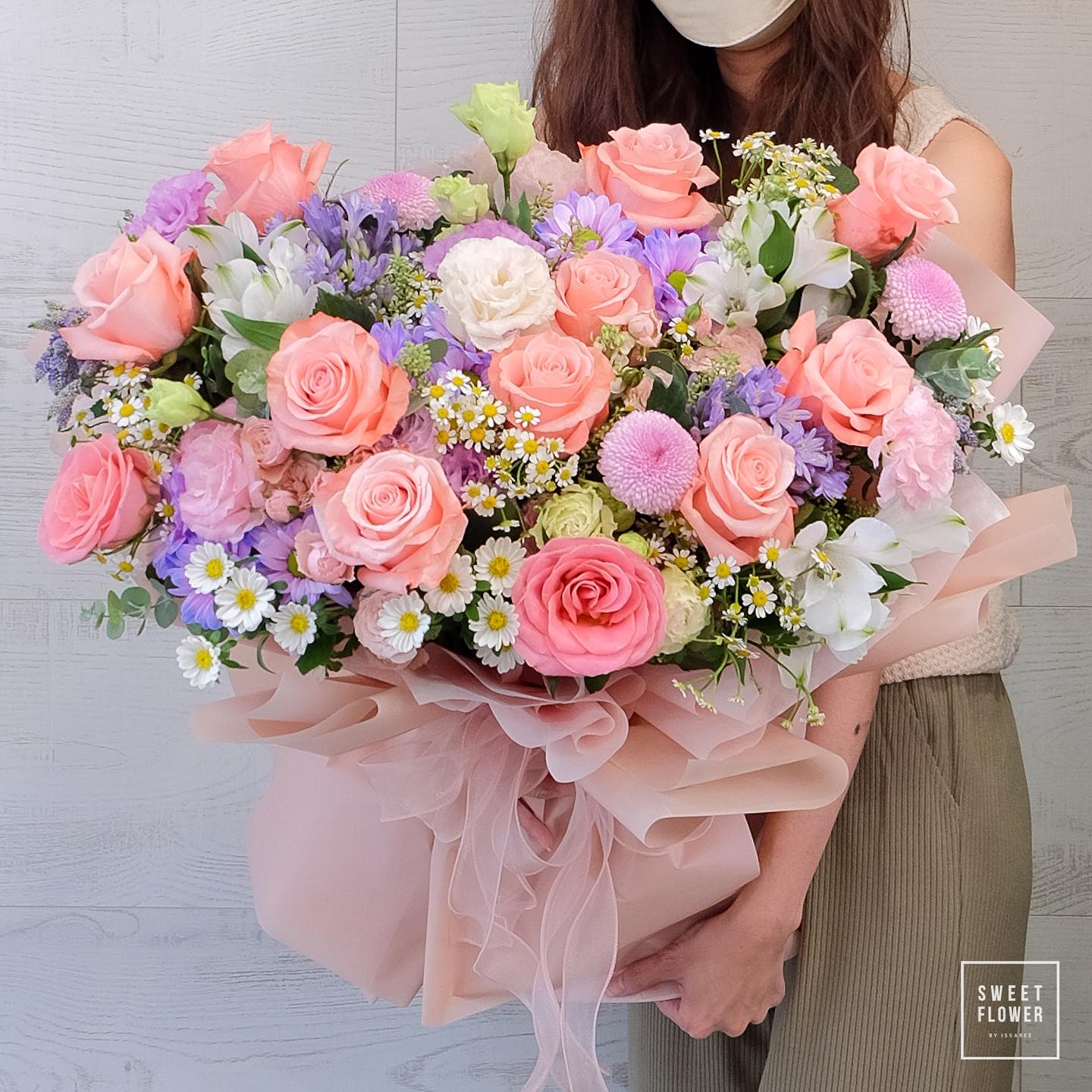 กล่อง พาสเทล หวาน ดอกไม้หลัก กุหลาบ เดซี่/มาร์กาเร็ต คาร์เนชั่น — ผลงานร้านดอกไม้ Sweetflower by Issaree