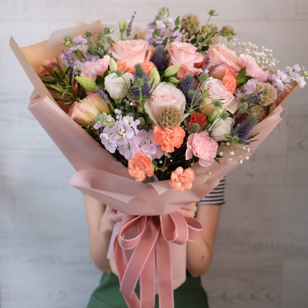 ช่อ พาสเทล หวาน ดอกไม้หลัก กุหลาบ คาร์เนชั่น เบญจมาศ/มัม — ผลงานร้านดอกไม้ Sweetflower by Issaree