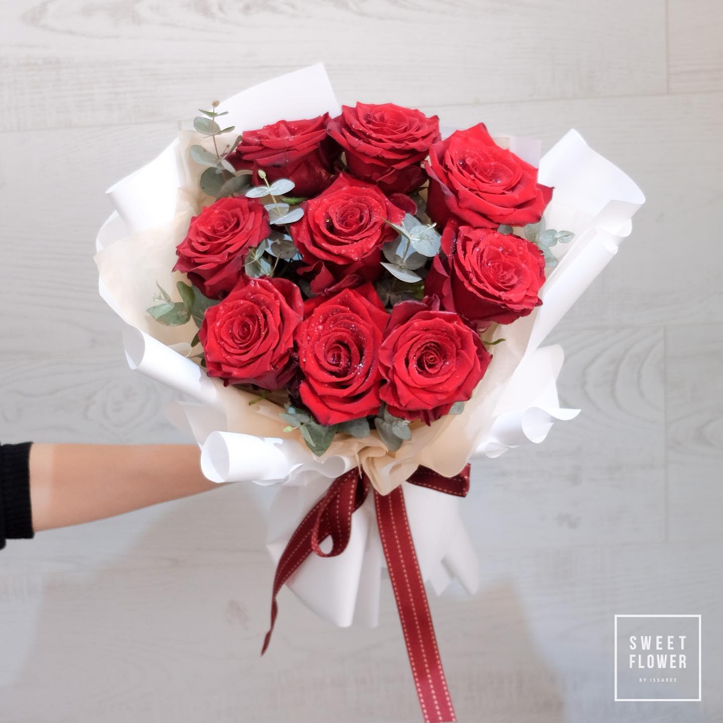 ช่อ แดงโรแมนติก คลาสสิก ดอกไม้หลัก กุหลาบ ยูคาลิปตัส/ใบไม้ — ผลงานร้านดอกไม้ Sweetflower by Issaree