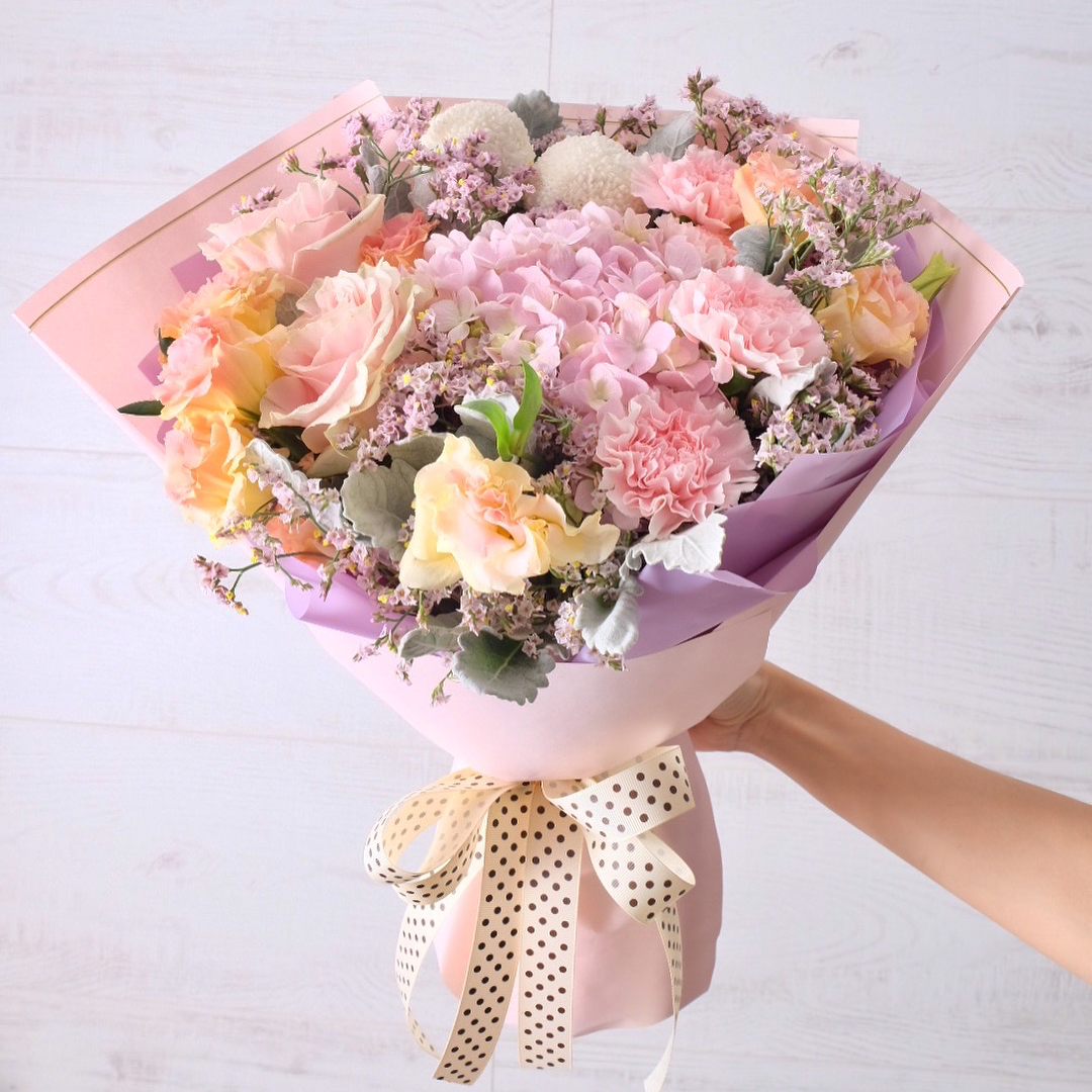 ช่อ พาสเทล หวาน ดอกไม้หลัก กุหลาบ คาร์เนชั่น ไฮเดรนเยีย — ผลงานร้านดอกไม้ Sweetflower by Issaree