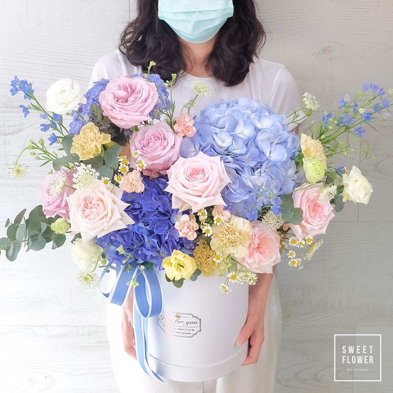 กล่อง ม่วง-ฟ้า หวาน ดอกไม้หลัก ไฮเดรนเยีย กุหลาบ คาร์เนชั่น — ผลงานร้านดอกไม้ Sweetflower by Issaree — ภาพที่ 3 จาก 3