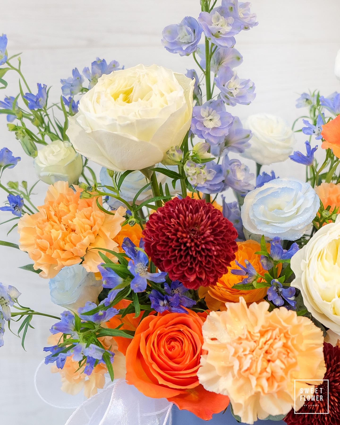 กล่อง หลากสี สดใส ดอกไม้หลัก กุหลาบ คาร์เนชั่น อื่นๆ — ผลงานร้านดอกไม้ Sweetflower by Issaree — ภาพที่ 2 จาก 5