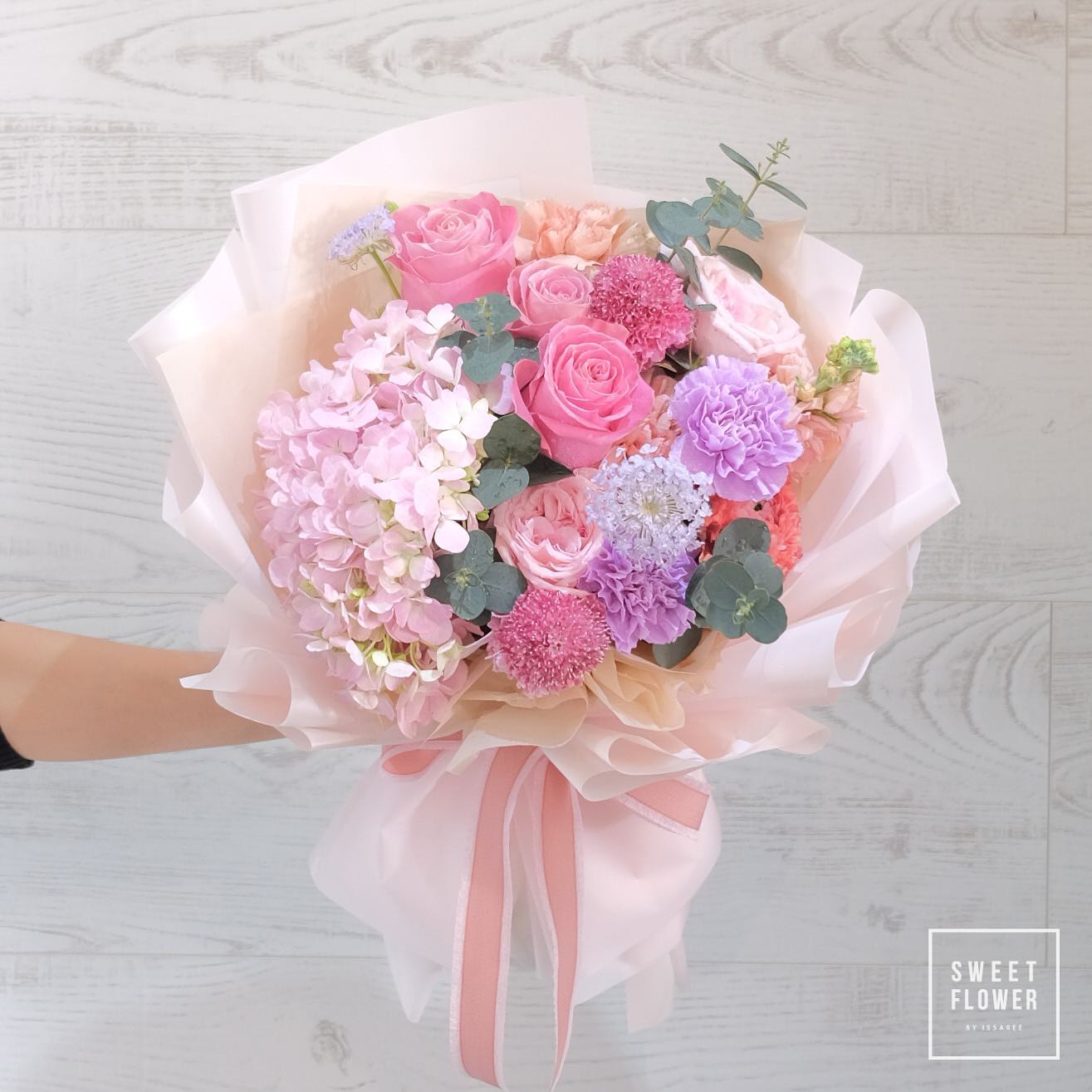 ช่อ พาสเทล หวาน ดอกไม้หลัก ไฮเดรนเยีย กุหลาบ คาร์เนชั่น — ผลงานร้านดอกไม้ Sweetflower by Issaree — ภาพที่ 3 จาก 4
