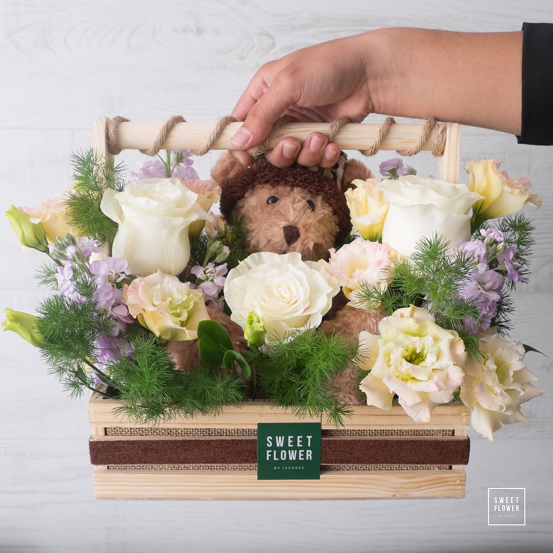 กล่อง พาสเทล สดใส ดอกไม้หลัก คาร์เนชั่น กุหลาบ ยูคาลิปตัส/ใบไม้ — ผลงานร้านดอกไม้ Sweetflower by Issaree — ภาพที่ 2 จาก 2