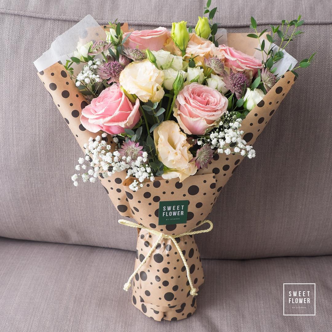 ช่อ พาสเทล สดใส ดอกไม้หลัก กุหลาบ คาร์เนชั่น เบบี้บรีธ/ยิปโซ — ผลงานร้านดอกไม้ Sweetflower by Issaree