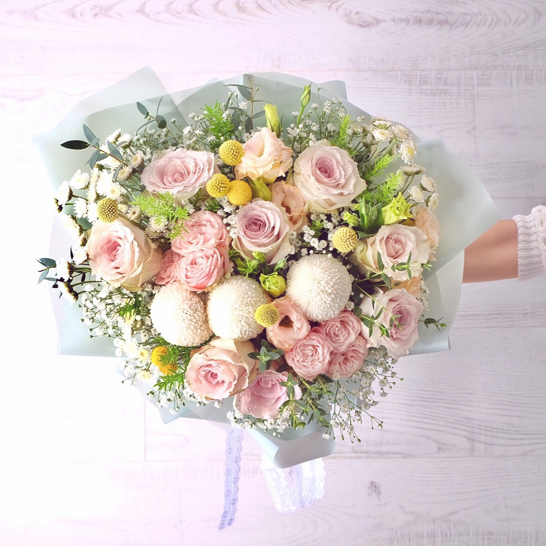 ช่อ พาสเทล หวาน ดอกไม้หลัก กุหลาบ เบญจมาศ/มัม คาร์เนชั่น — ผลงานร้านดอกไม้ Sweetflower by Issaree — ภาพที่ 1 จาก 2