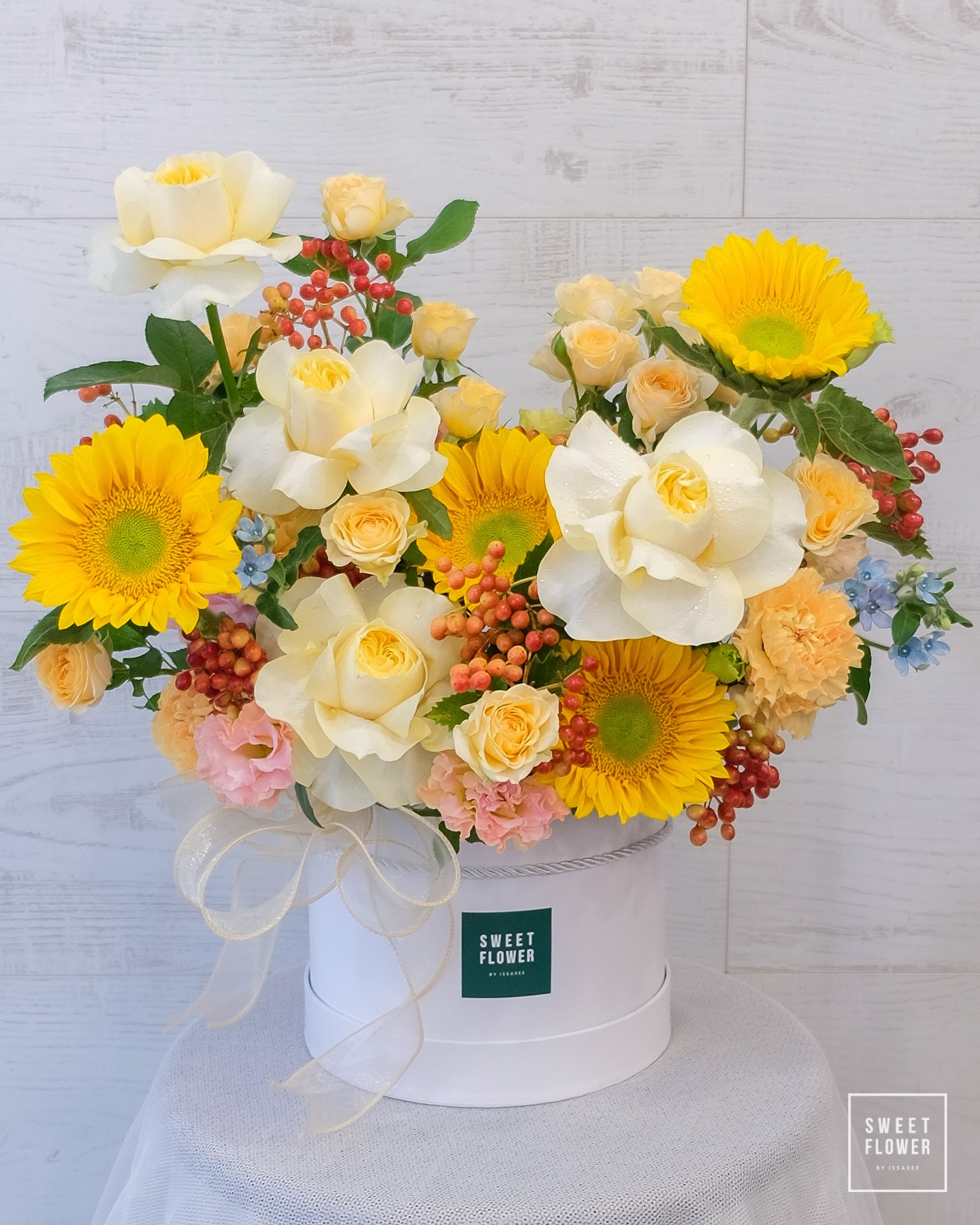 กล่อง เหลือง-ส้ม หวาน ดอกไม้หลัก กุหลาบ ทานตะวัน — ผลงานร้านดอกไม้ Sweetflower by Issaree — ภาพที่ 1 จาก 4