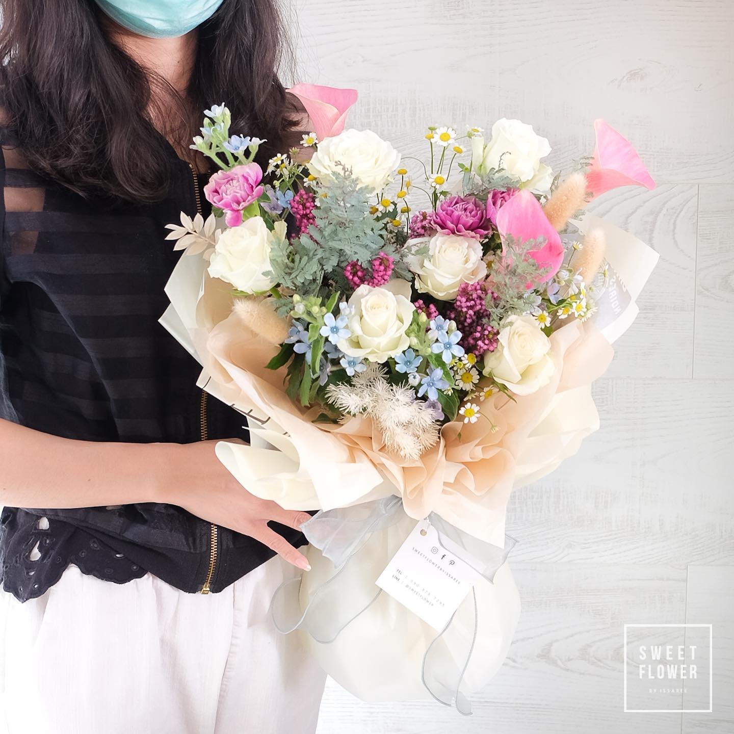 ช่อ หลากสี หวาน ดอกไม้หลัก กุหลาบ คาร์เนชั่น เดซี่/มาร์กาเร็ต — ผลงานร้านดอกไม้ Sweetflower by Issaree