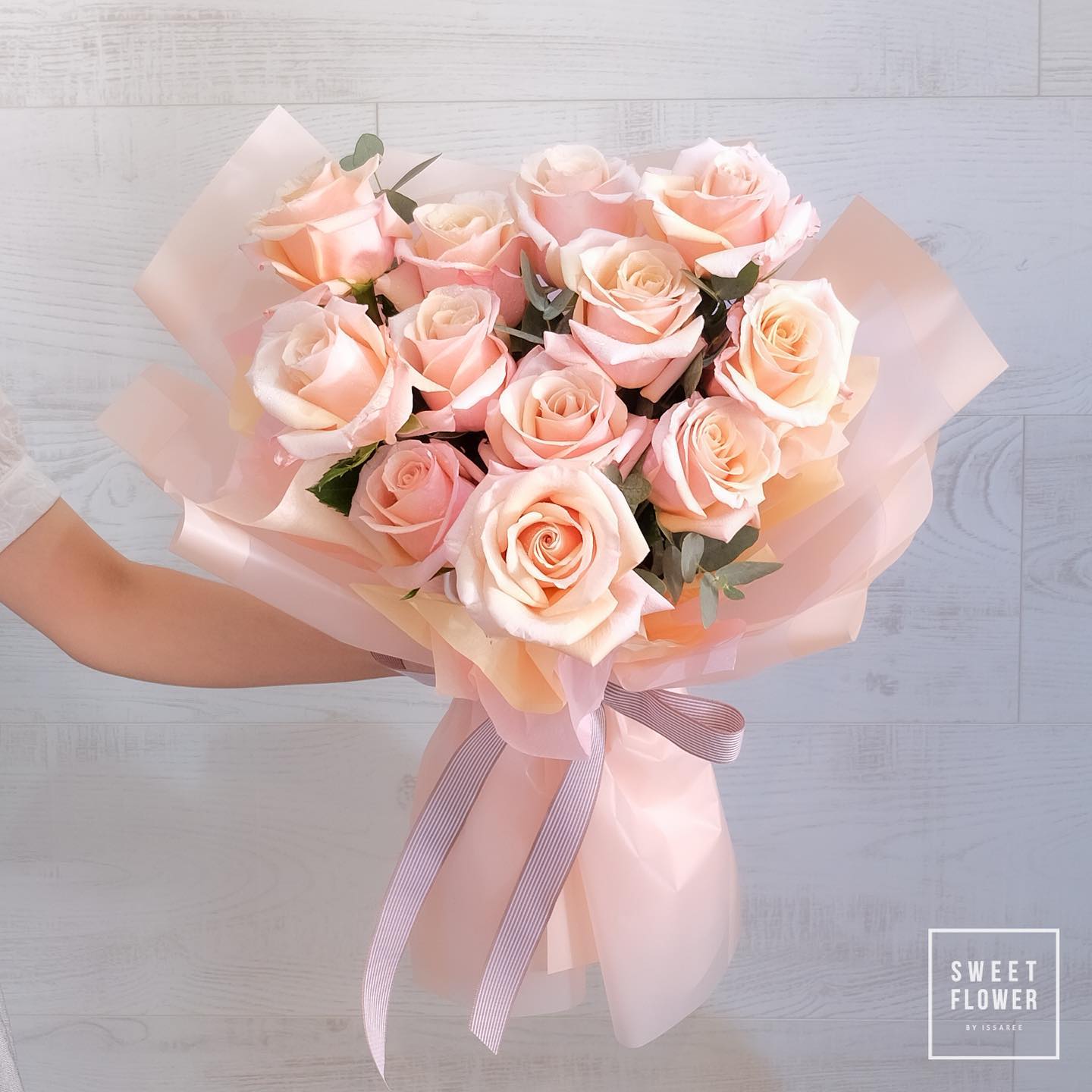 ช่อ พาสเทล หวาน ดอกไม้หลัก กุหลาบ ยูคาลิปตัส/ใบไม้ — ผลงานร้านดอกไม้ Sweetflower by Issaree
