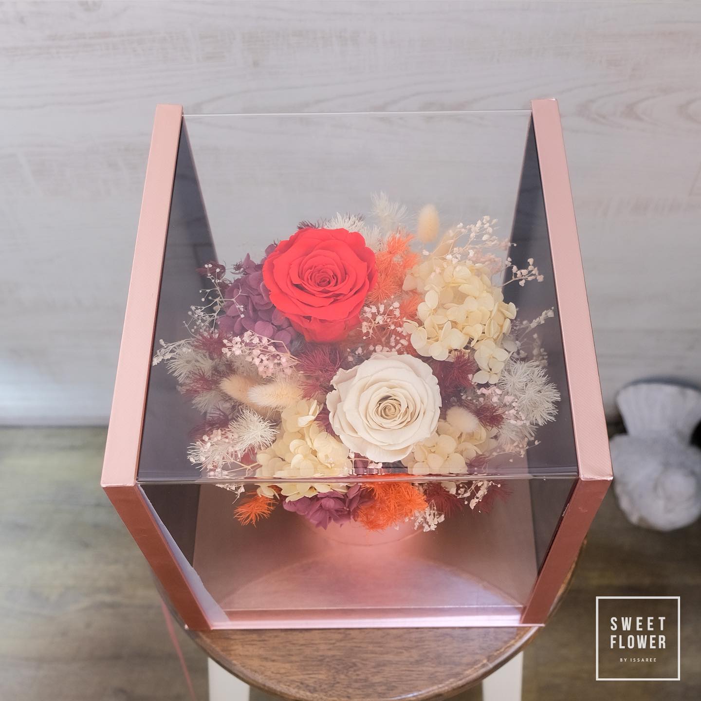 กล่อง แดงโรแมนติก ดอกไม้หลัก กุหลาบ ไฮเดรนเยีย คาร์เนชั่น — ผลงานร้านดอกไม้ Sweetflower by Issaree — ภาพที่ 4 จาก 7