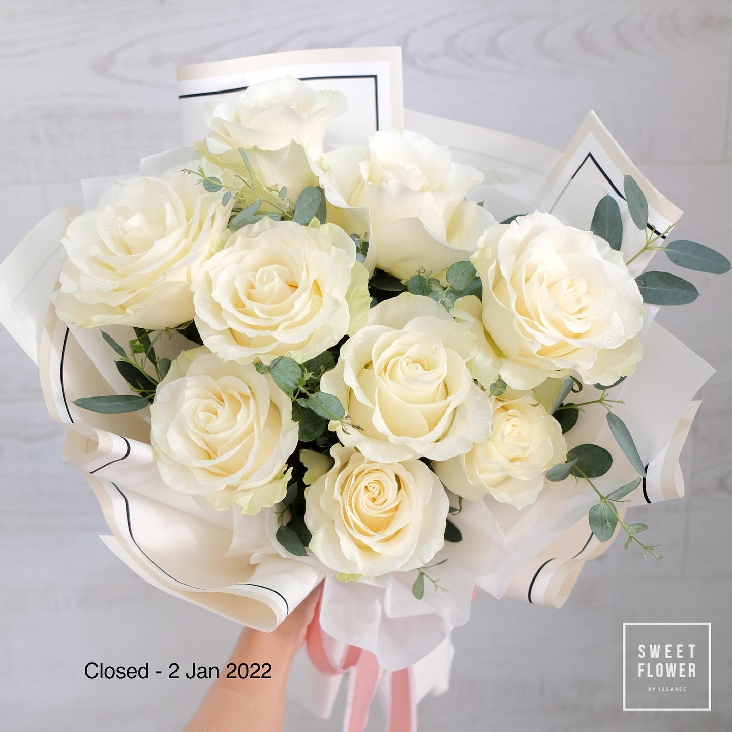 ช่อ ขาว-เขียว หวาน ดอกไม้หลัก กุหลาบ ยูคาลิปตัส/ใบไม้ — ผลงานร้านดอกไม้ Sweetflower by Issaree