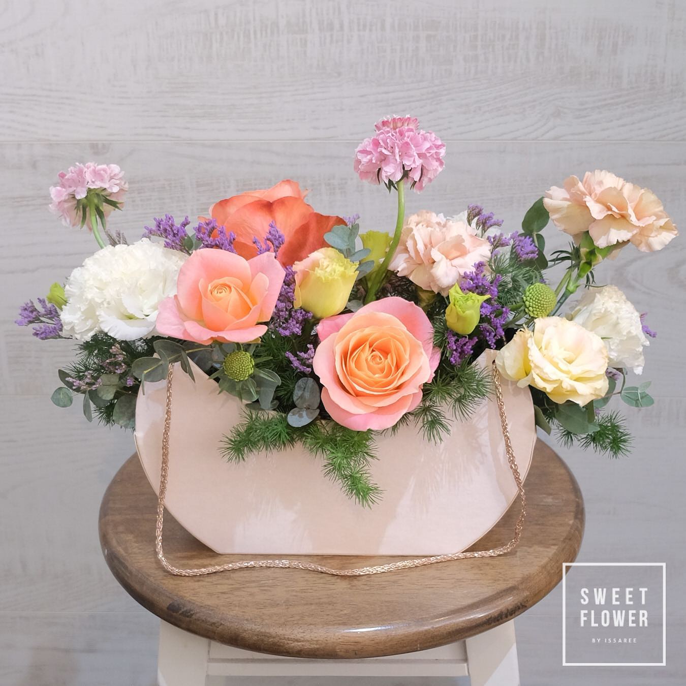 กล่อง หลากสี หวาน ดอกไม้หลัก กุหลาบ คาร์เนชั่น เบญจมาศ/มัม — ผลงานร้านดอกไม้ Sweetflower by Issaree — ภาพที่ 3 จาก 6