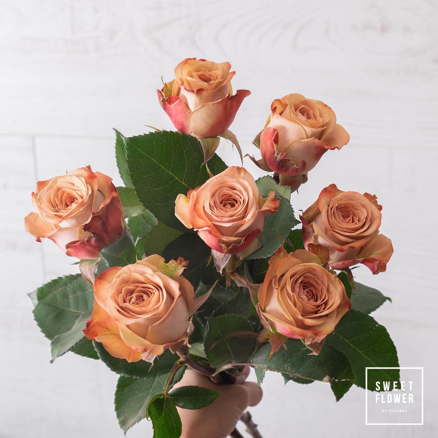 แจกัน เหลือง-ส้ม คลาสสิก ดอกไม้หลัก กุหลาบ — ผลงานร้านดอกไม้ Sweetflower by Issaree