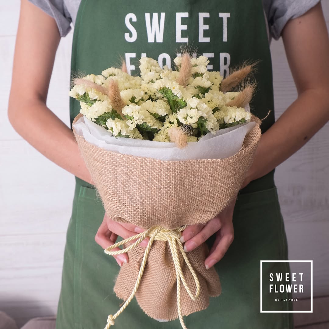 ช่อ เหลือง-ส้ม หวาน ดอกไม้หลัก คาร์เนชั่น ดอกไม้แห้ง — ผลงานร้านดอกไม้ Sweetflower by Issaree — ภาพที่ 3 จาก 4