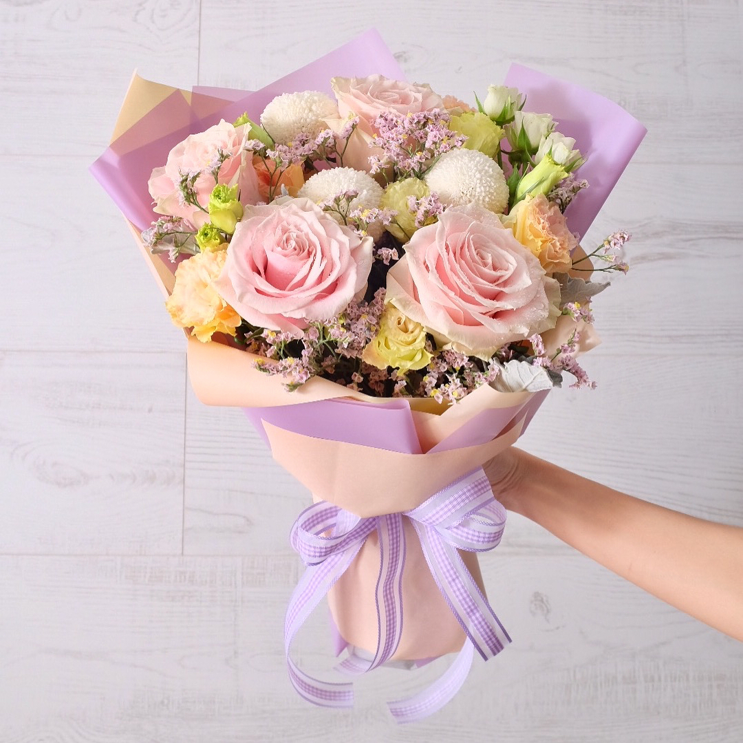ช่อ พาสเทล หวาน ดอกไม้หลัก กุหลาบ คาร์เนชั่น เบญจมาศ/มัม — ผลงานร้านดอกไม้ Sweetflower by Issaree — ภาพที่ 2 จาก 2