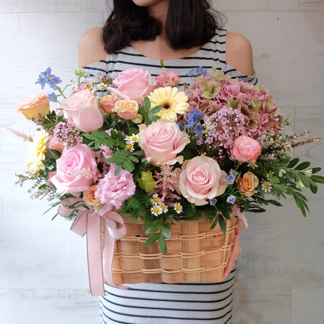 ตะกร้า พาสเทล หวาน ดอกไม้หลัก กุหลาบ ไฮเดรนเยีย คาร์เนชั่น — ผลงานร้านดอกไม้ Sweetflower by Issaree — ภาพที่ 4 จาก 6