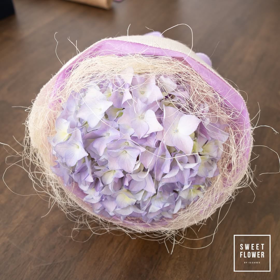 ช่อ ม่วง-ฟ้า หวาน ดอกไม้หลัก ไฮเดรนเยีย เบบี้บรีธ/ยิปโซ — ผลงานร้านดอกไม้ Sweetflower by Issaree — ภาพที่ 2 จาก 3