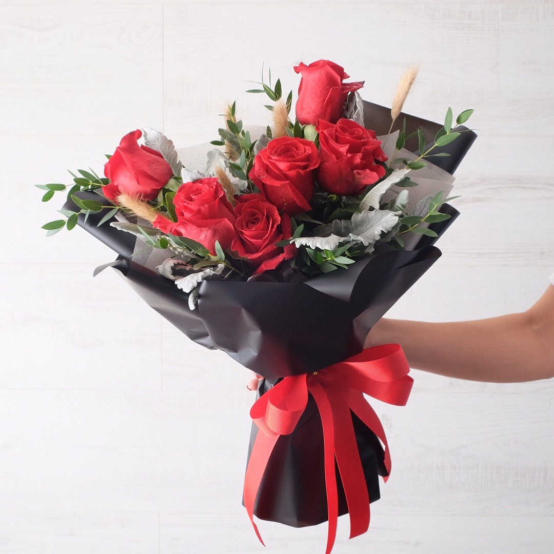 ช่อ แดงโรแมนติก คลาสสิก ดอกไม้หลัก กุหลาบ ยูคาลิปตัส/ใบไม้ — ผลงานร้านดอกไม้ Sweetflower by Issaree — ภาพที่ 2 จาก 3