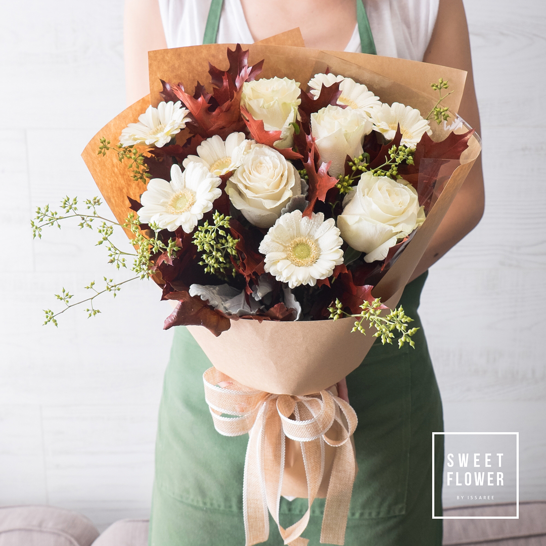 ช่อ เอิร์ธโทน หวาน ดอกไม้หลัก กุหลาบ เดซี่/มาร์กาเร็ต โปรตีอา — ผลงานร้านดอกไม้ Sweetflower by Issaree — ภาพที่ 2 จาก 2