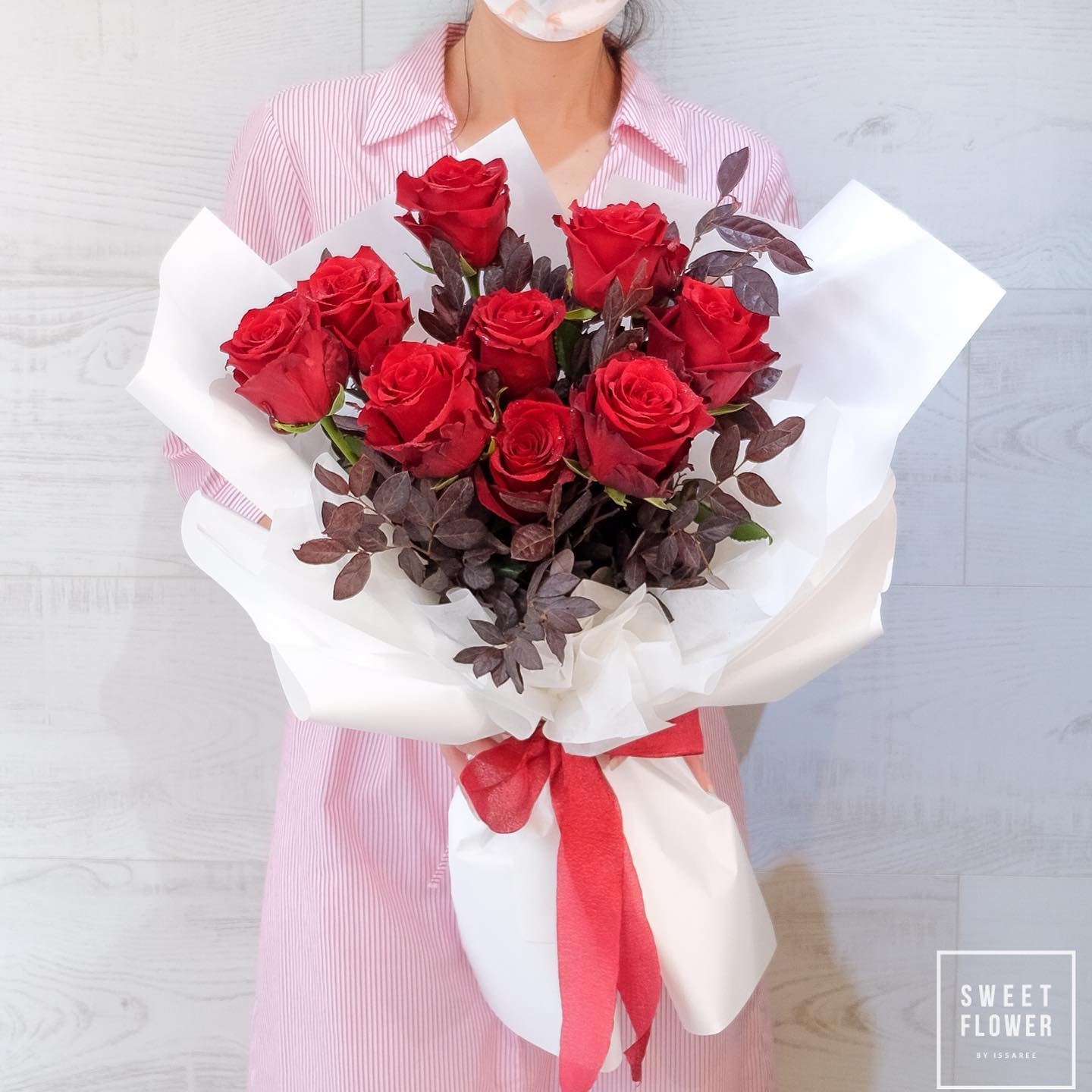 ช่อ แดงโรแมนติก คลาสสิก ดอกไม้หลัก กุหลาบ ยูคาลิปตัส/ใบไม้ — ผลงานร้านดอกไม้ Sweetflower by Issaree — ภาพที่ 1 จาก 1