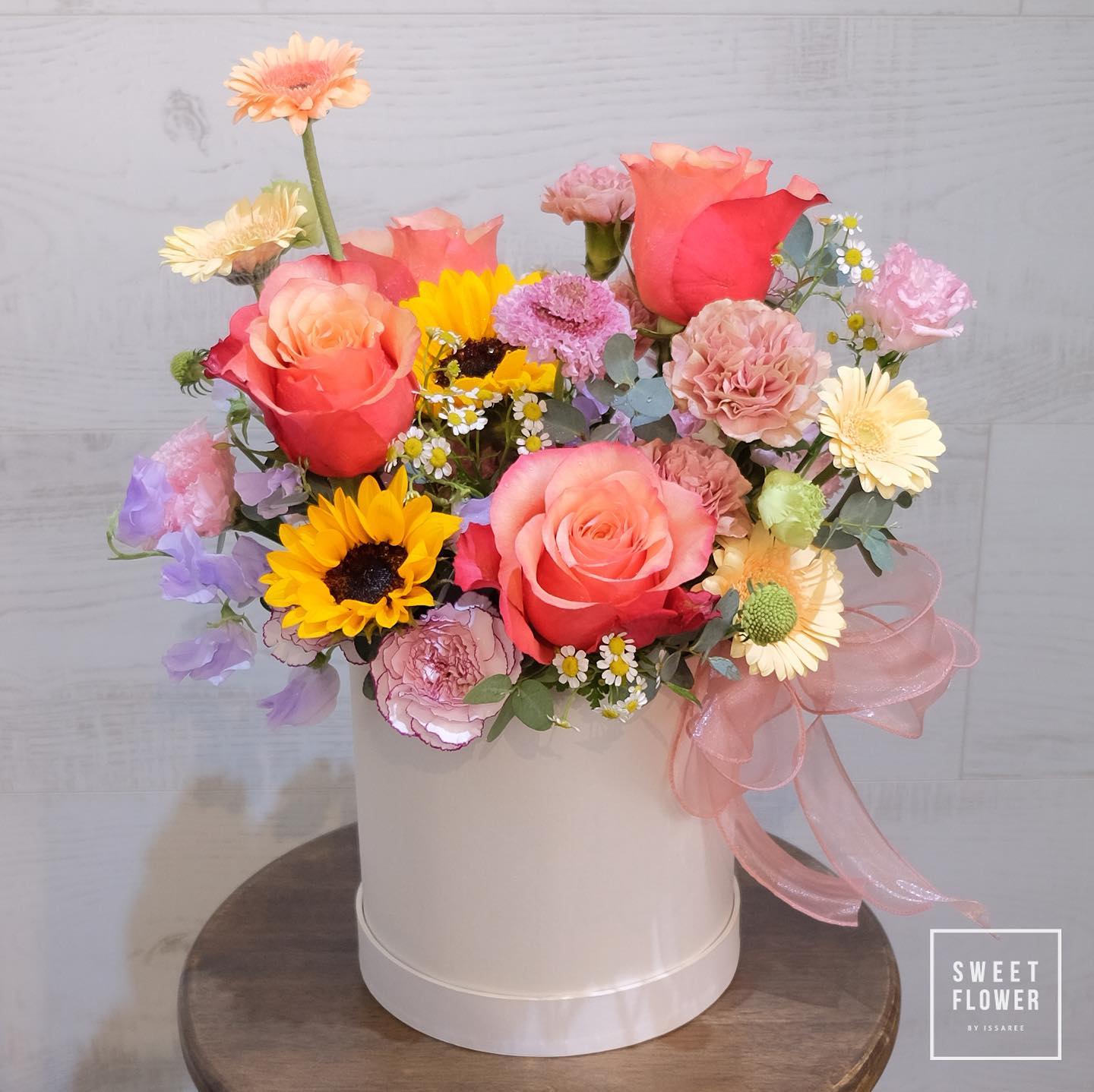 กล่อง หลากสี หวาน ดอกไม้หลัก กุหลาบ ทานตะวัน คาร์เนชั่น — ผลงานร้านดอกไม้ Sweetflower by Issaree