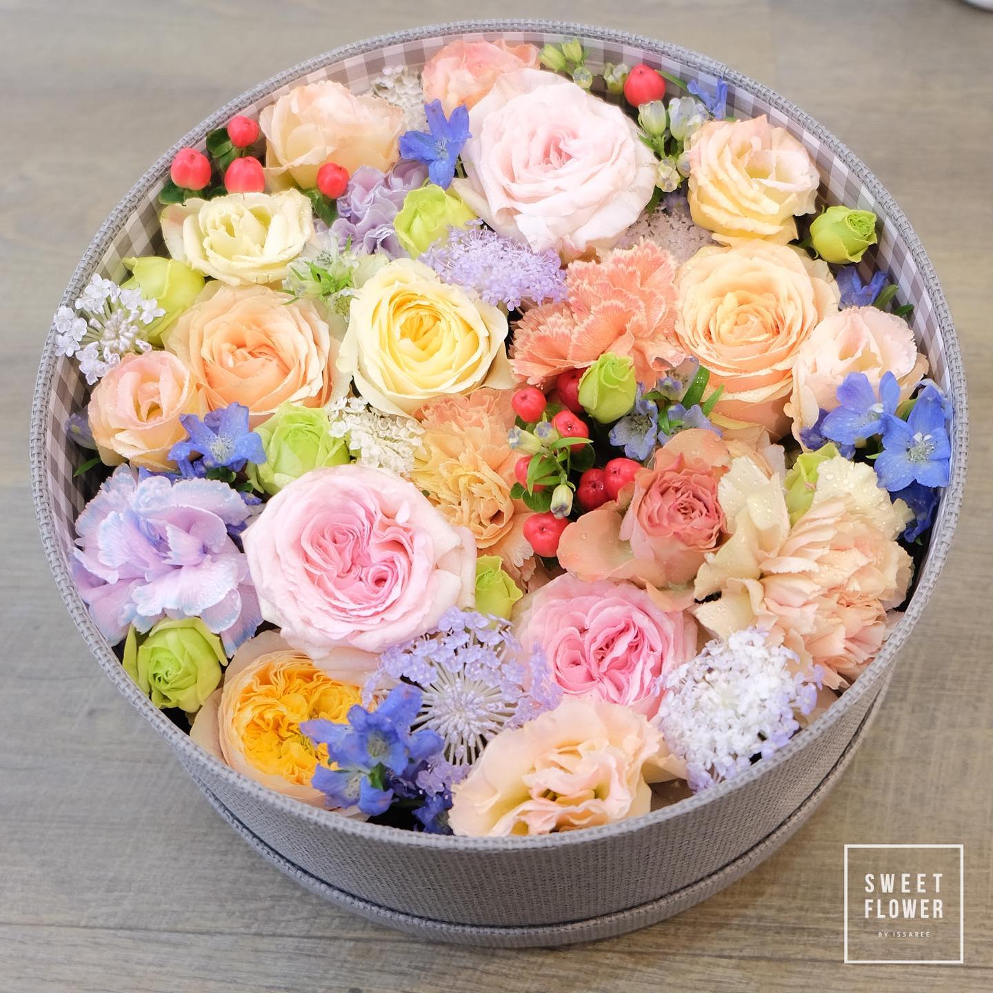 กล่อง หลากสี หวาน ดอกไม้หลัก กุหลาบ คาร์เนชั่น ไฮเดรนเยีย — ผลงานร้านดอกไม้ Sweetflower by Issaree