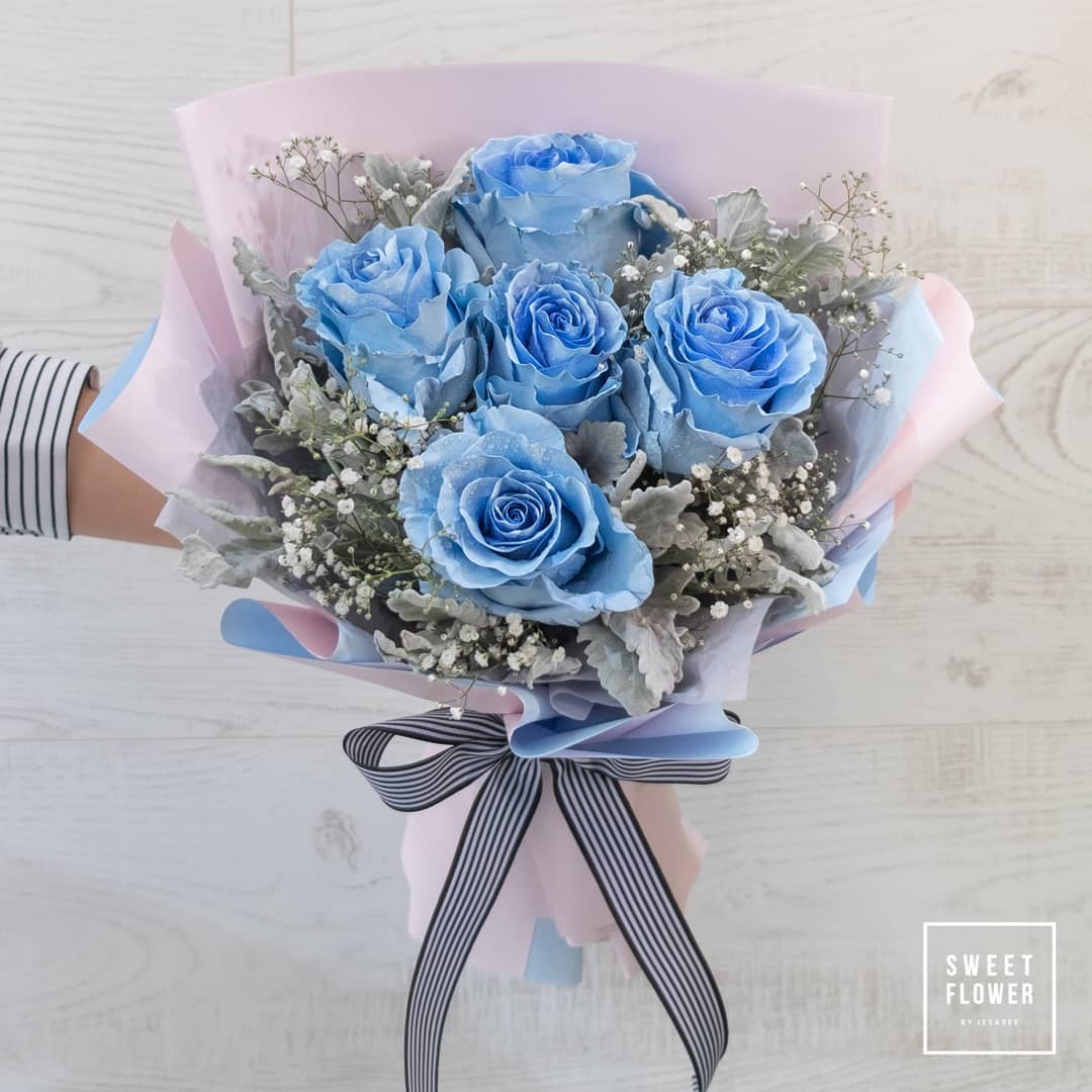 ช่อ ม่วง-ฟ้า หวาน ดอกไม้หลัก กุหลาบ เบบี้บรีธ/ยิปโซ ยูคาลิปตัส/ใบไม้ — ผลงานร้านดอกไม้ Sweetflower by Issaree