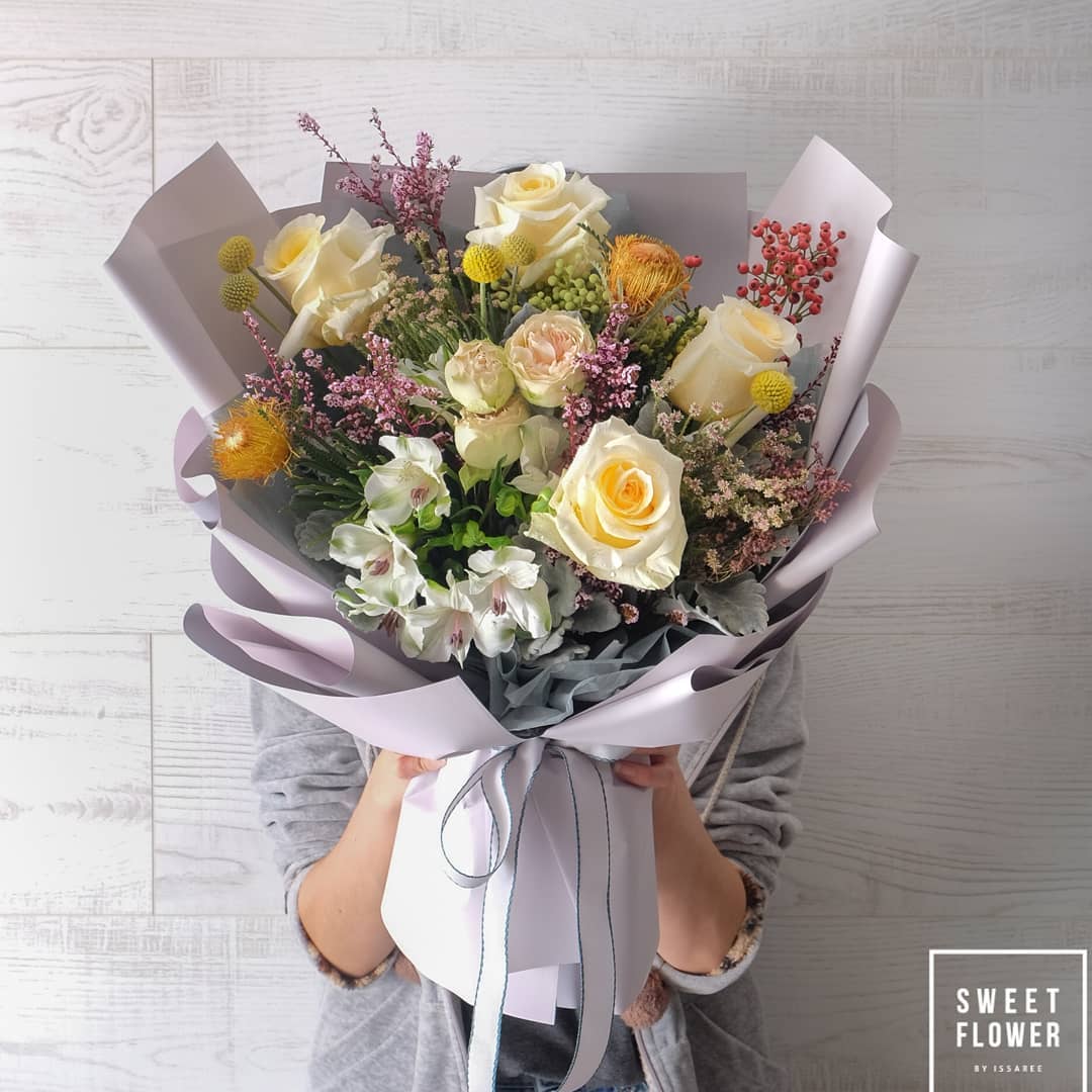 ช่อ พาสเทล หวาน ดอกไม้หลัก กุหลาบ กล้วยไม้ โปรตีอา — ผลงานร้านดอกไม้ Sweetflower by Issaree — ภาพที่ 2 จาก 3